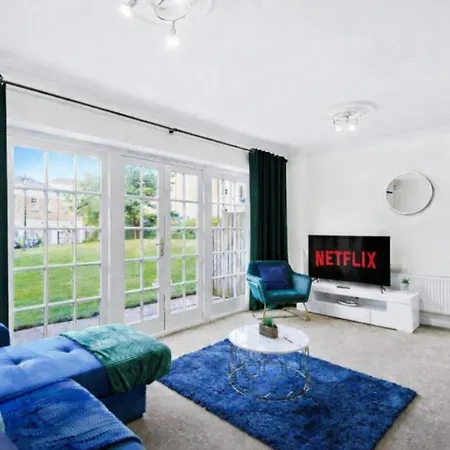 Holiday home Lovely 4 Bedroom House In - Sleeps 10 *
