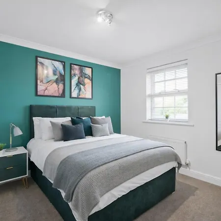 Lovely 4 Bedroom House In - Sleeps 10 *