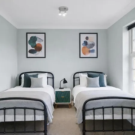 Feriehus Lovely 4 Bedroom House In - Sleeps 10