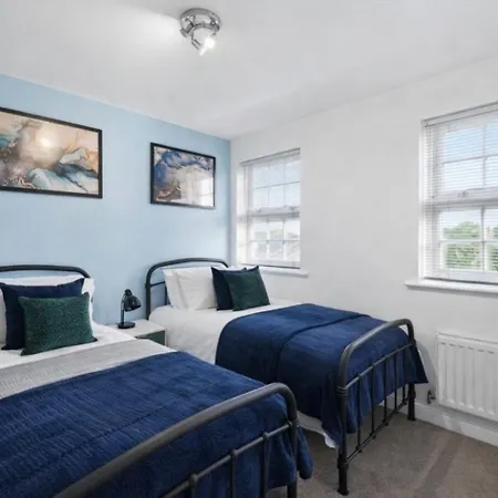 Feriehus Lovely 4 Bedroom House In - Sleeps 10