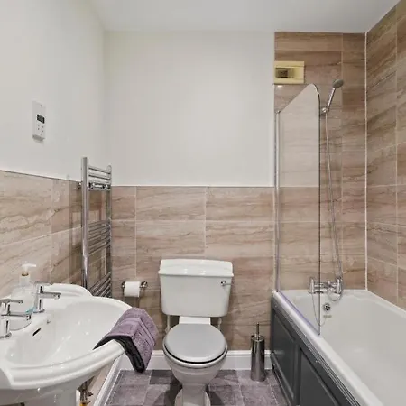 Lovely 4 Bedroom House In - Sleeps 10 York