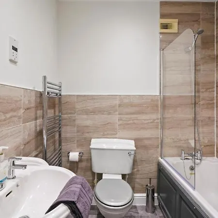 Lovely 4 Bedroom House In - Sleeps 10 *