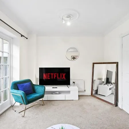 Lovely 4 Bedroom House In - Sleeps 10 *