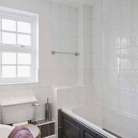 Lovely 4 Bedroom House In - Sleeps 10 *