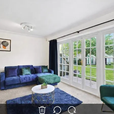 Lovely 4 Bedroom House In - Sleeps 10 Feriehus