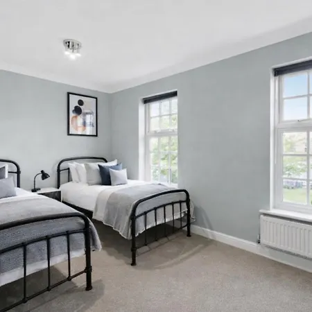Lovely 4 Bedroom House In - Sleeps 10 Feriehus *