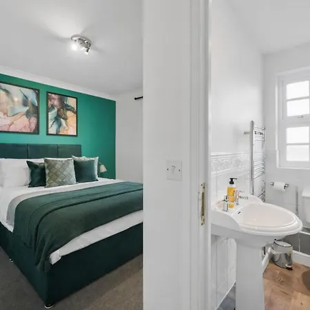Lovely 4 Bedroom House In - Sleeps 10 York