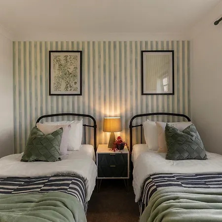 Lovely 4 Bedroom House In - Sleeps 10 Holiday home York