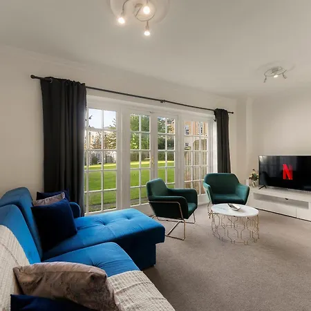 Lovely 4 Bedroom House In - Sleeps 10 *
