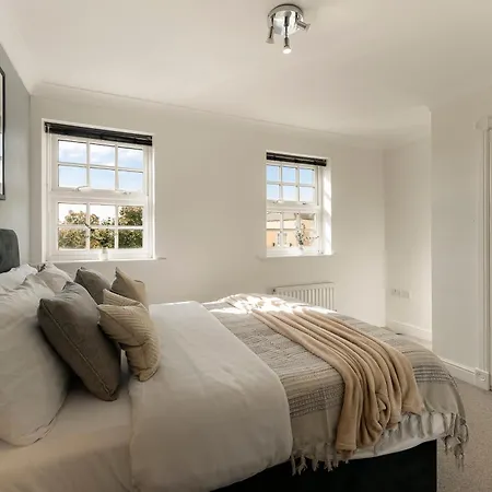 Lovely 4 Bedroom House In - Sleeps 10 Holiday home *