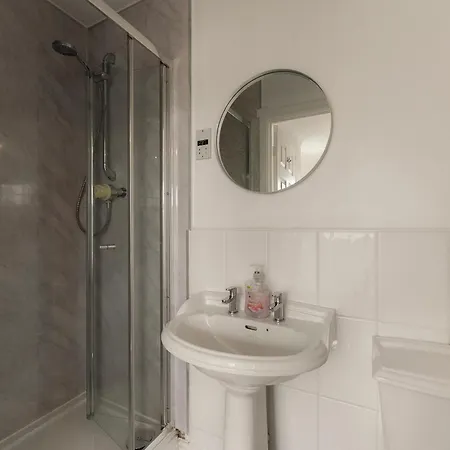 Lovely 4 Bedroom House In - Sleeps 10 *