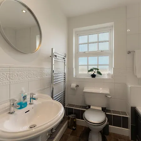Lovely 4 Bedroom House In - Sleeps 10 Holiday home *