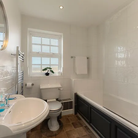 Lovely 4 Bedroom House In - Sleeps 10 *