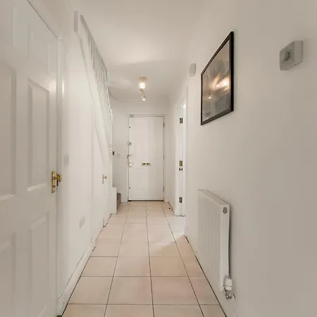 Lovely 4 Bedroom House In - Sleeps 10 Holiday home