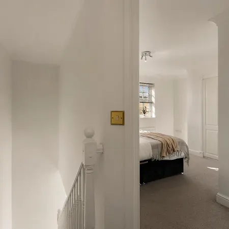 Holiday home Lovely 4 Bedroom House In - Sleeps 10 *