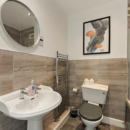 Lovely 4 Bedroom House In - Sleeps 10 *