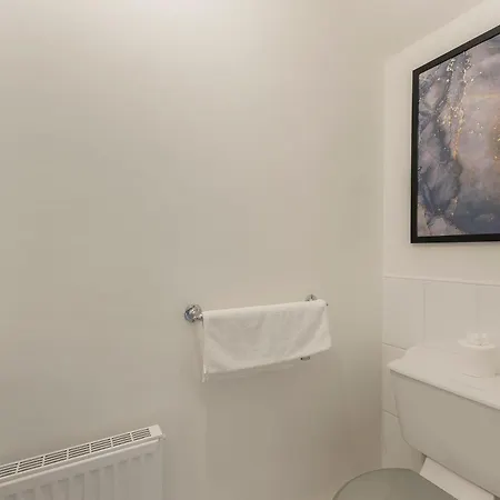 Lovely 4 Bedroom House In - Sleeps 10 Holiday home