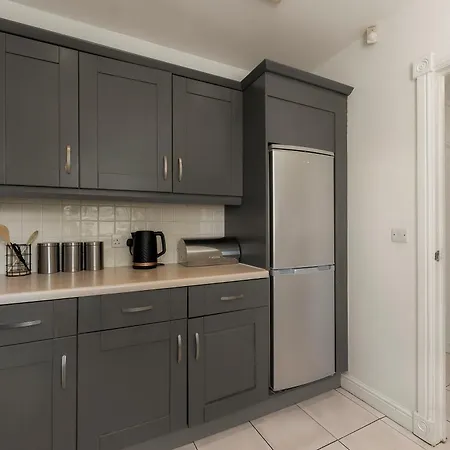 Lovely 4 Bedroom House In - Sleeps 10 Holiday home *