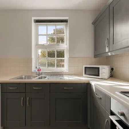 Lovely 4 Bedroom House In - Sleeps 10 *