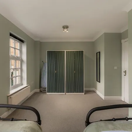 Lovely 4 Bedroom House In - Sleeps 10 * York