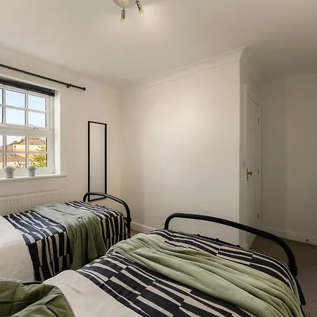 Lovely 4 Bedroom House In - Sleeps 10 Holiday home