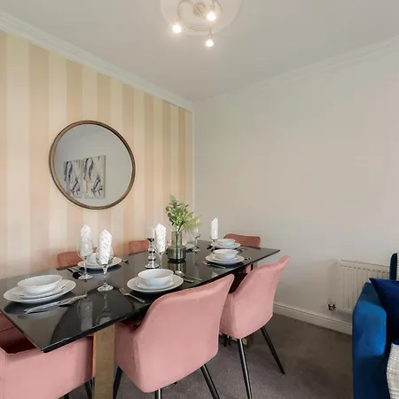 Lovely 4 Bedroom House In - Sleeps 10 *