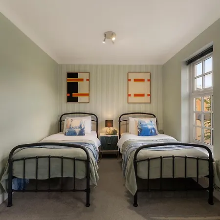 Lovely 4 Bedroom House In - Sleeps 10 Holiday home
