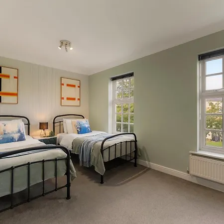 Lovely 4 Bedroom House In - Sleeps 10 Holiday home *