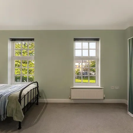 Lovely 4 Bedroom House In - Sleeps 10 Holiday home *