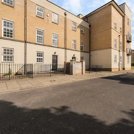 Lovely 4 Bedroom House In - Sleeps 10 *