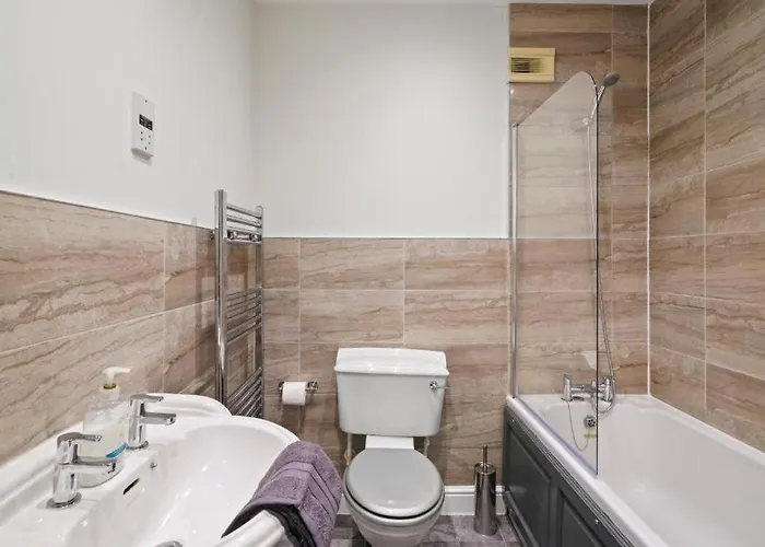 Lovely 4 Bedroom House In - Sleeps 10 *