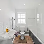 Lovely 4 Bedroom House In - Sleeps 10 * York