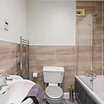Lovely 4 Bedroom House In - Sleeps 10 *