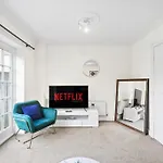 Lovely 4 Bedroom House In - Sleeps 10 *