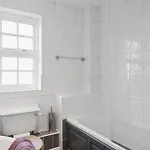 Lovely 4 Bedroom House In - Sleeps 10 *
